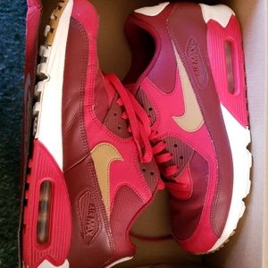 Men's Nike Air Max 90 athletic shoes